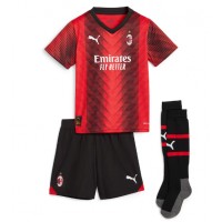 Fotballdrakt Barn AC Milan Christian Pulisic #11 Hjemmedraktsett 2023-24 Kortermet (+ Korte bukser)